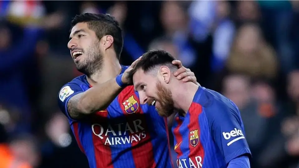 Messi y Suárez intentan derribar un dron