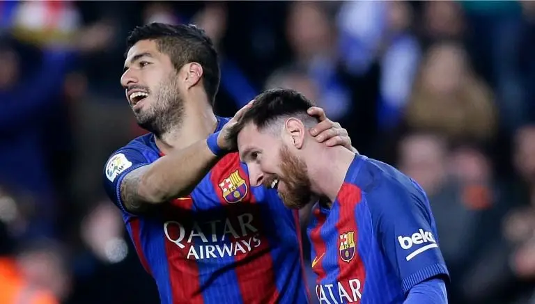 Messi y Suárez intentan derribar un dron