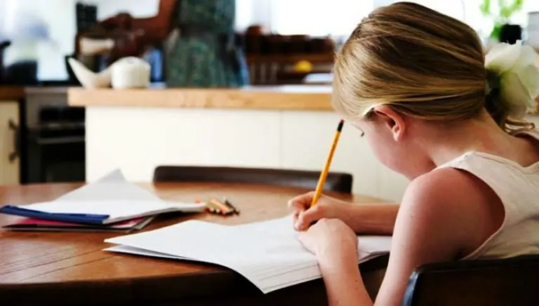 Padres españoles se declaran en contra de tareas escolares