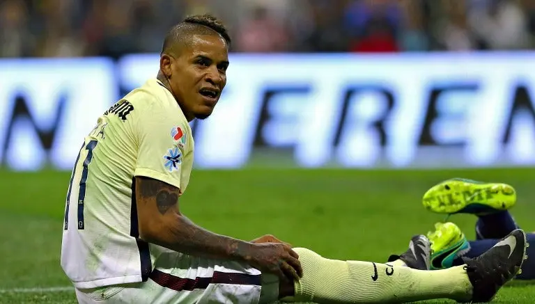 Michael Arroyo queda flechado por encantos de edecán