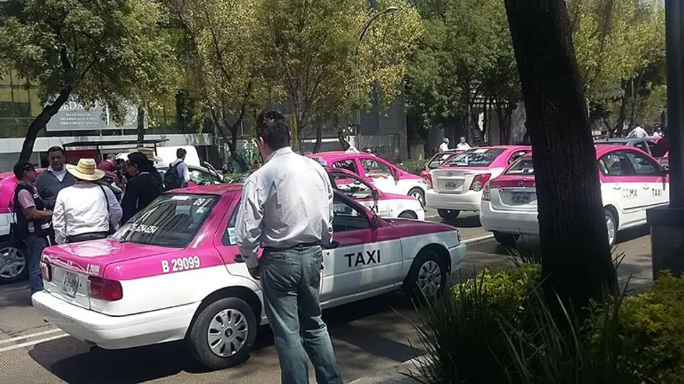 Taxistas desquician CDMX por marcha contra Uber
