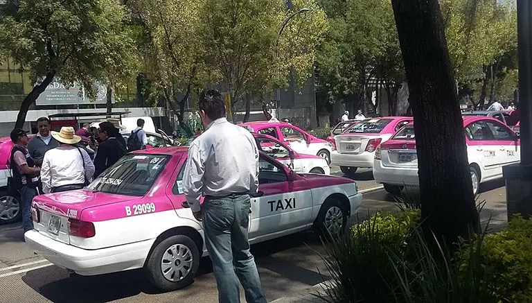 Taxistas desquician CDMX por marcha contra Uber