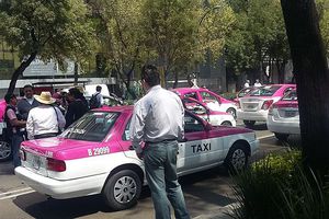 Taxistas desquician CDMX por marcha contra Uber