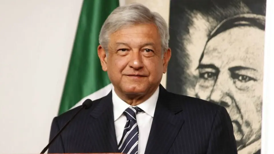 AMLO 'aplaude' a diputados de MORENA por rechazar bono
