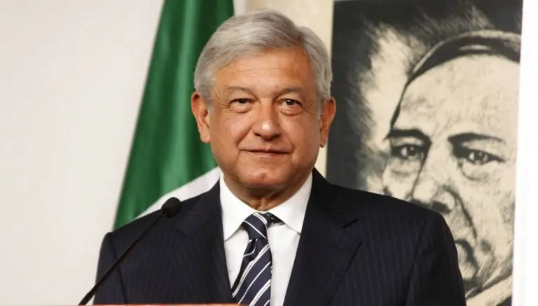 AMLO 'aplaude' a diputados de MORENA por rechazar bono