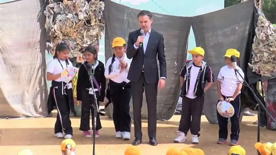 Niña no se conforma con Nuño y ahora corrige spot de EPN