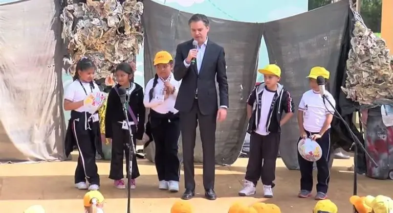 Niña no se conforma con Nuño y ahora corrige spot de EPN
