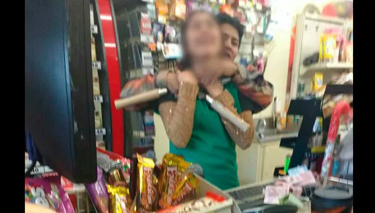 Asaltante toma como rehén a cajera de 7-Eleven