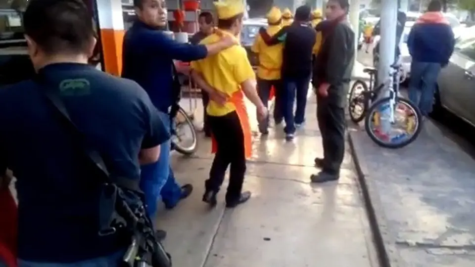 Fiscalía llama a declarar a taqueros tras golpe a mujer