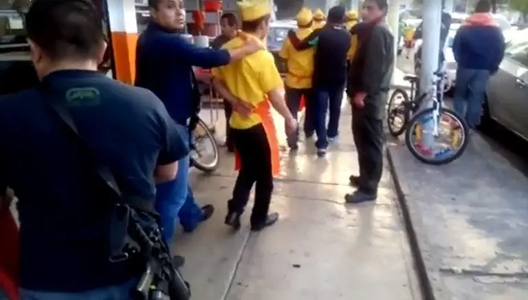 Fiscalía llama a declarar a taqueros tras golpe a mujer