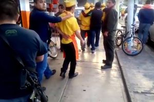 Fiscalía llama a declarar a taqueros tras golpe a mujer