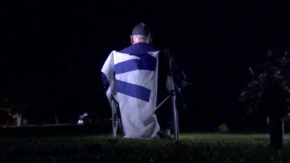 Abuelo escucha título de Cubs con su padre muerto
