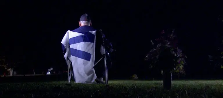 Abuelo escucha título de Cubs con su padre muerto