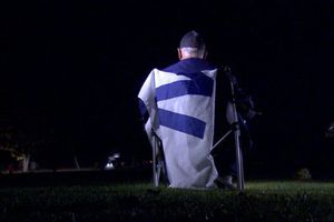 Abuelo escucha título de Cubs con su padre muerto
