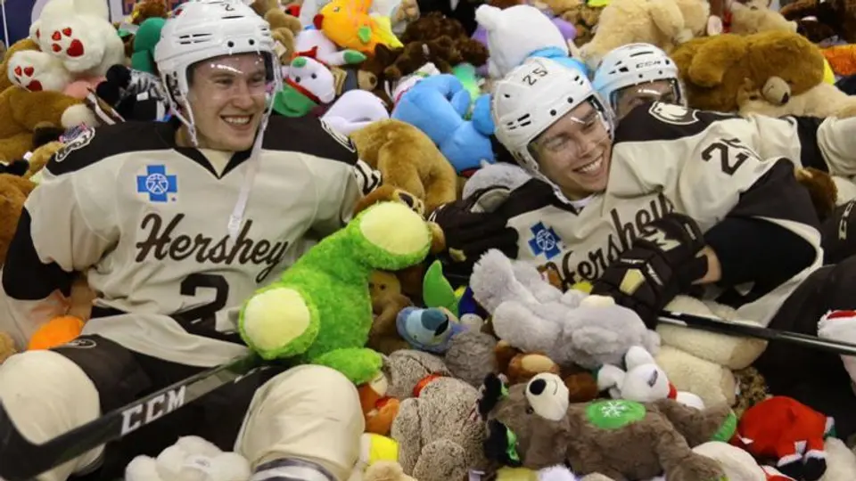 Fans lanzan 20 mil osos de peluche en partido de hockey