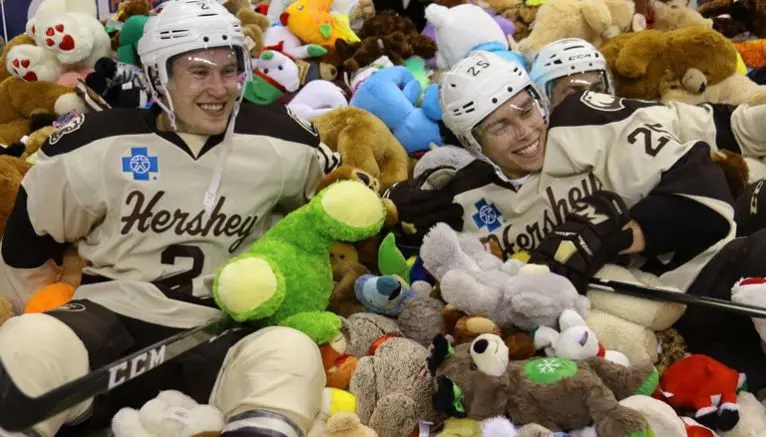 Fans lanzan 20 mil osos de peluche en partido de hockey