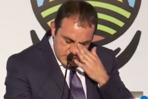 Cuau rompe en llanto durante su primer informe de gobierno