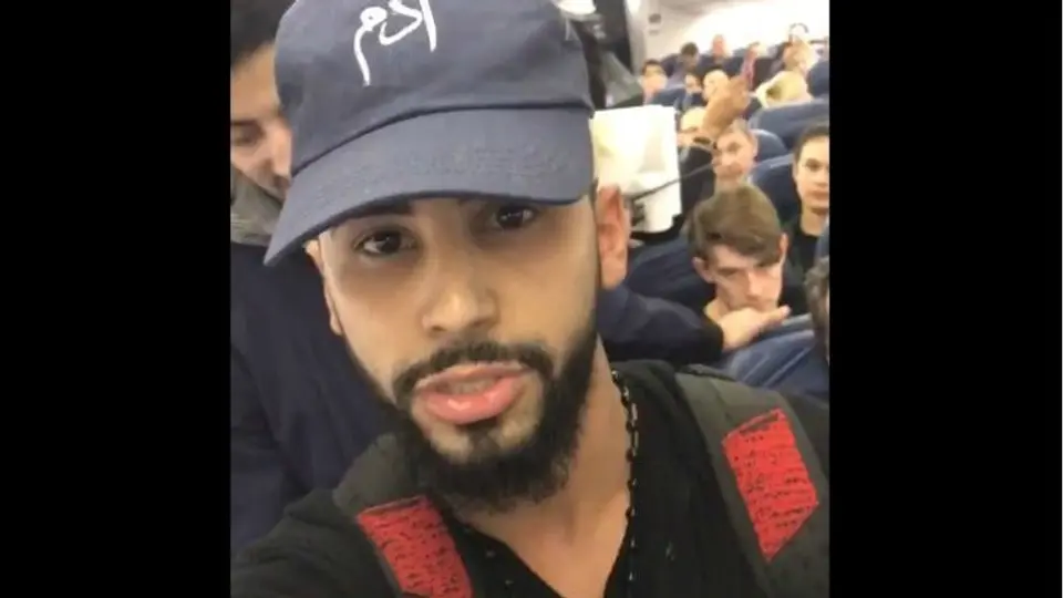 Youtuber, expulsado de avión por hablar en árabe