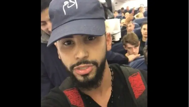 Youtuber, expulsado de avión por hablar en árabe