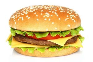 Escuela en EU sirve una repugnante hamburguesa