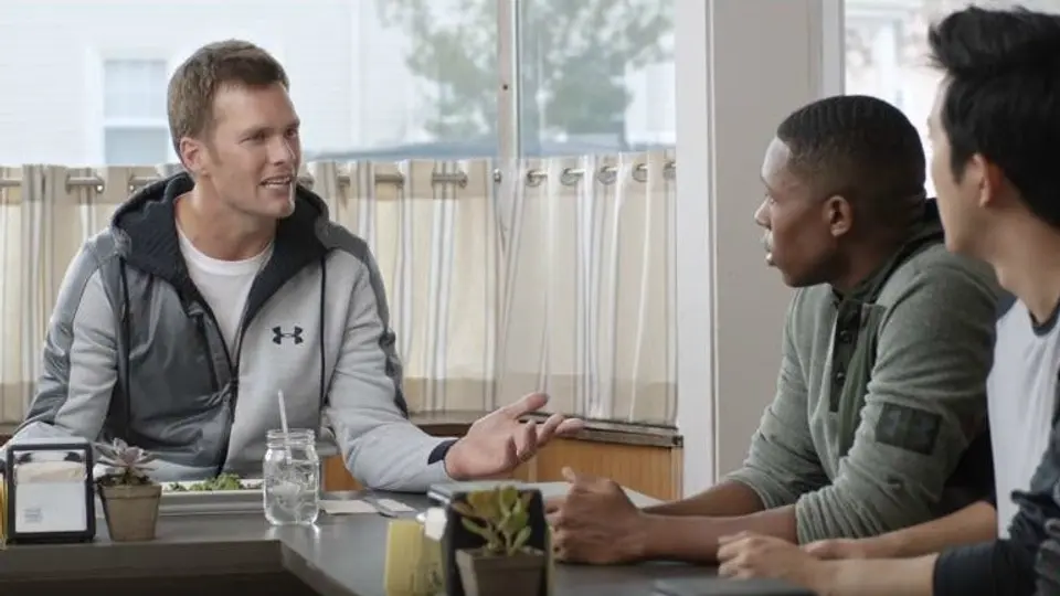 Brady ironiza sobre 'Deflategate' en comercial