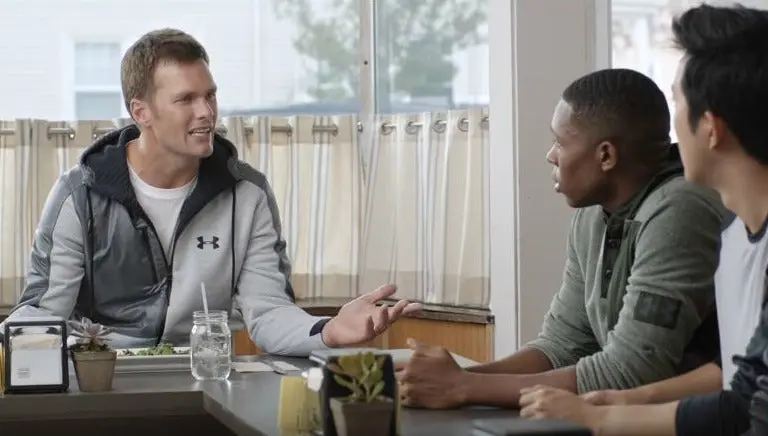 Brady ironiza sobre 'Deflategate' en comercial