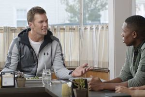 Brady ironiza sobre 'Deflategate' en comercial