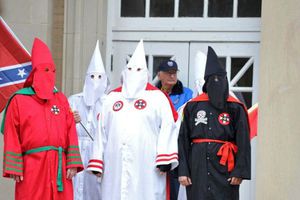 Ku Klux Klan anuncia desfile tras victoria de Trump