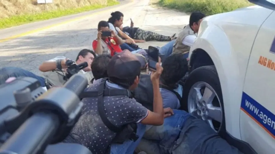 Periodistas hacen 'noticia' al quedar atrapados entre balazos