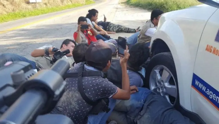 Periodistas hacen 'noticia' al quedar atrapados entre balazos
