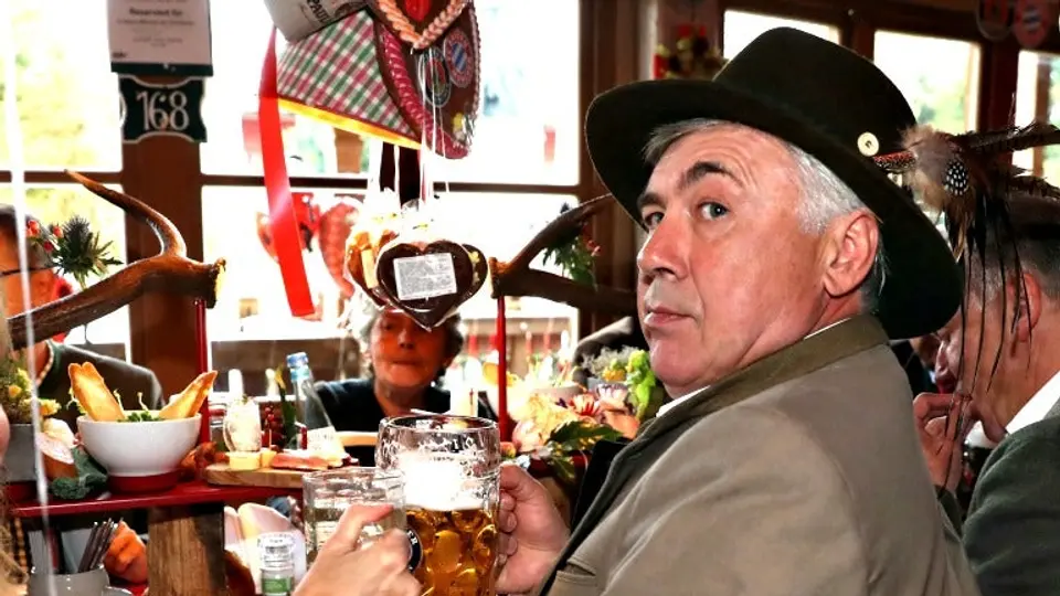 Ancelotti acepta que no puede controlar la ceja izquierda