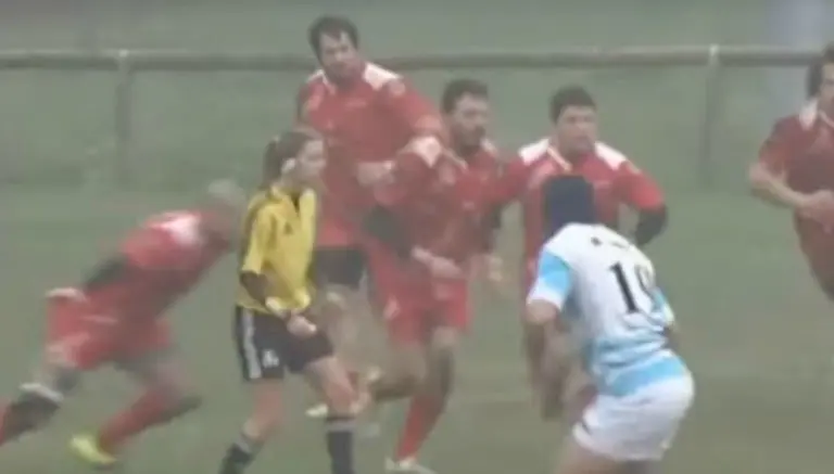 Jugador de rugby es suspendido por taclear a mujer árbitro