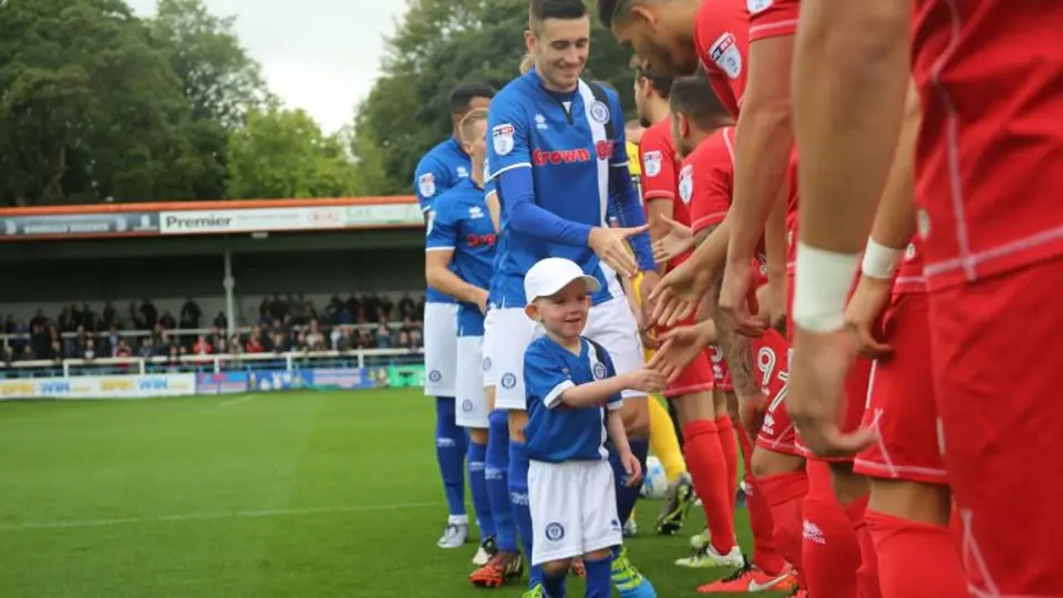 Niño con cáncer juega partido con equipo inglés