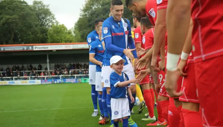 Niño con cáncer juega partido con equipo inglés
