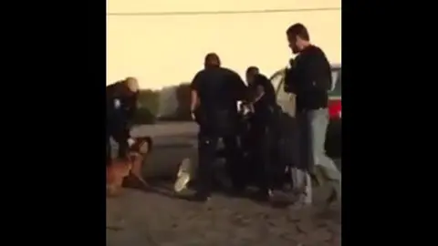 Policías de EU golpean brutalmente a un hispano