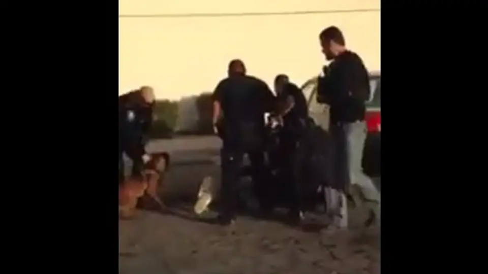Policías de EU golpean brutalmente a un hispano