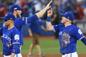 Azulejos siguen con vida en Playoffs tras vencer a Indios