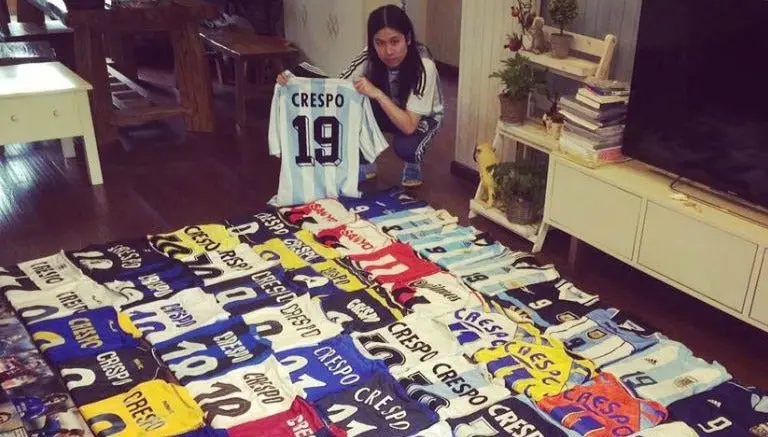 Hernán Crespo es recibido en China por una verdadera fanática