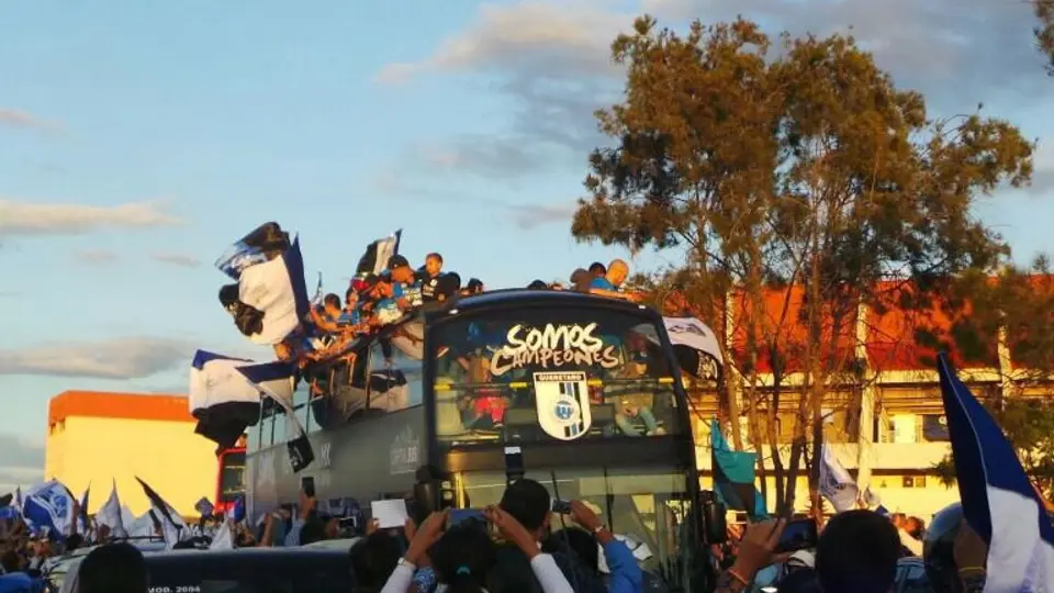 Gallos Blancos celebra primer título con desfile por Querétaro