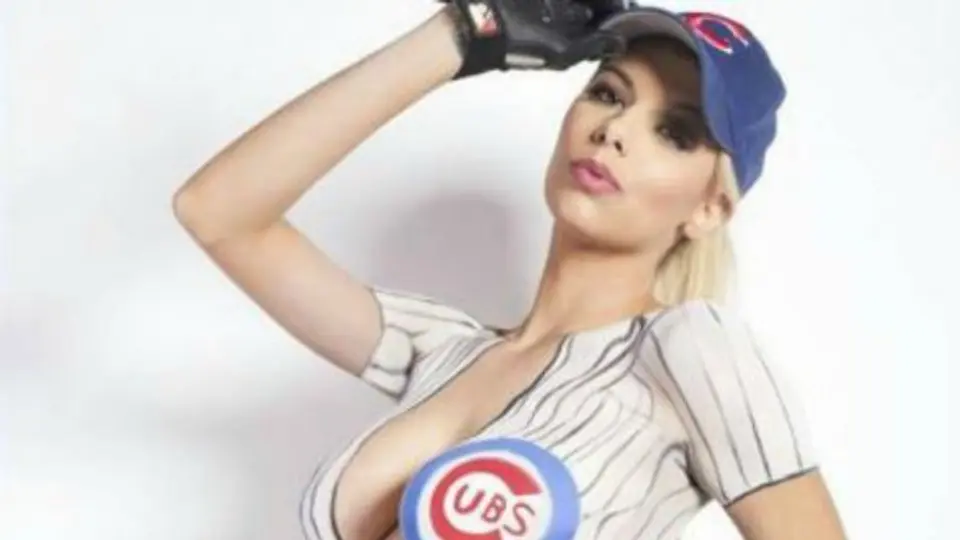 Sexy playmate muestra apoyo a Cubs con body paint