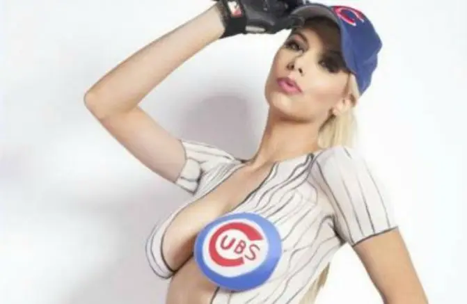 Sexy playmate muestra apoyo a Cubs con body paint