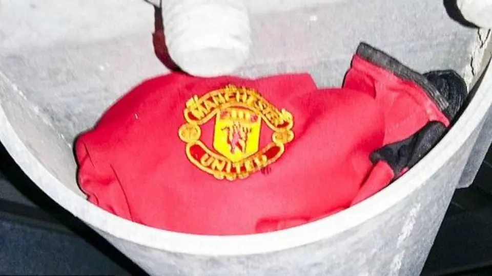 Fan del United deja playera de su equipo en estructuras de Anfield