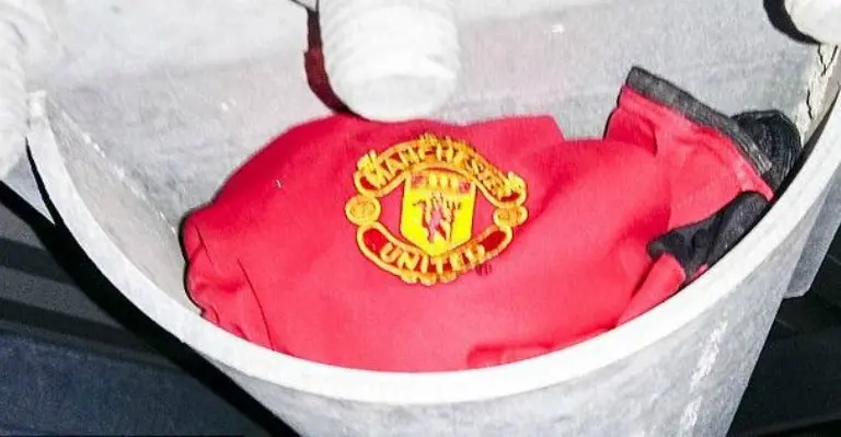 Fan del United deja playera de su equipo en estructuras de Anfield