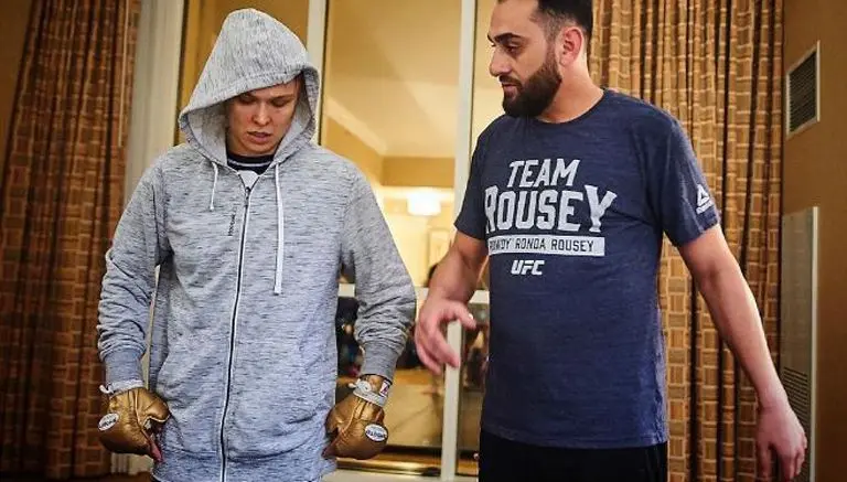 Ronda Rousey da el peso y está en forma para UFC 207