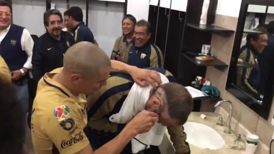 Ares de Parga es rapado para celebrar el pase a Liguilla