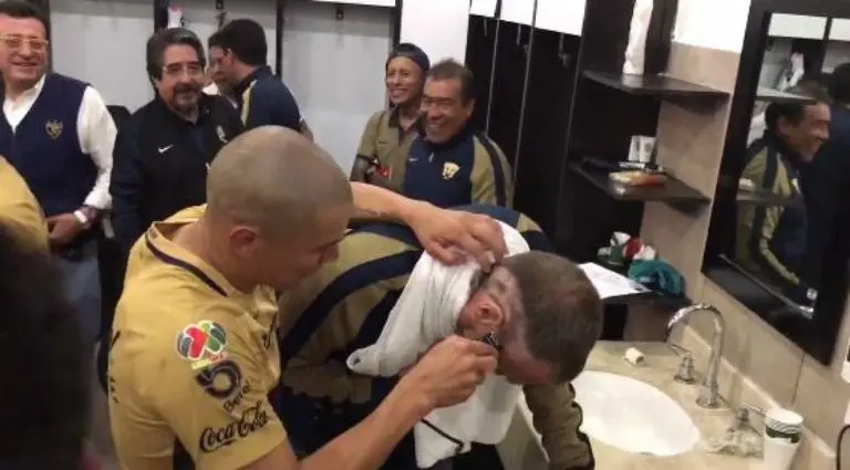 Ares de Parga es rapado para celebrar el pase a Liguilla