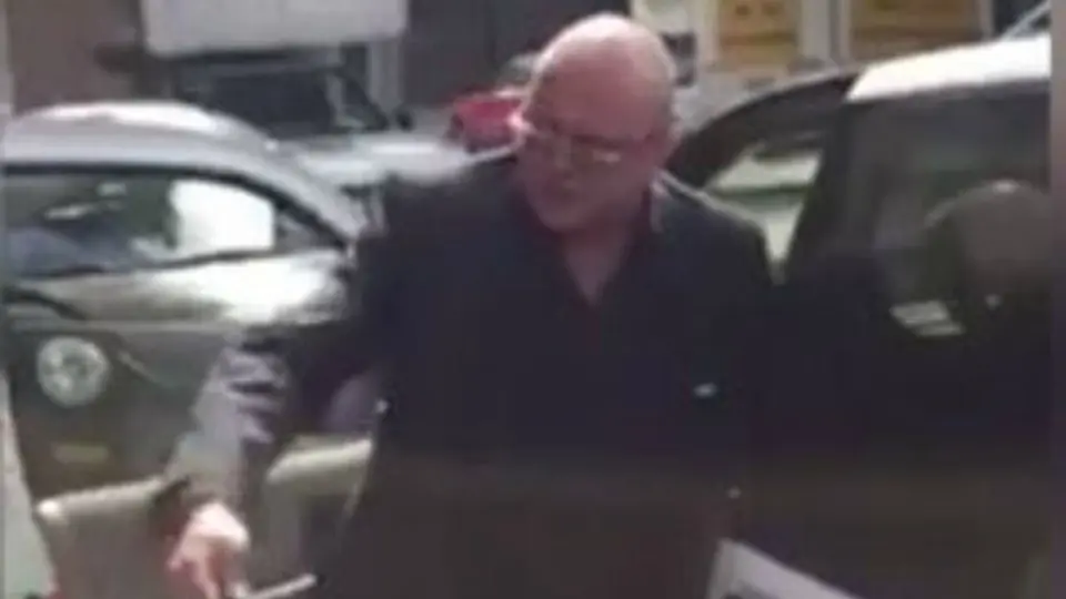 Conductor insulta a quienes le reclaman bloqueo de rampa