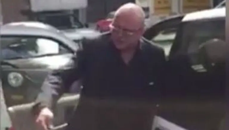 Conductor insulta a quienes le reclaman bloqueo de rampa