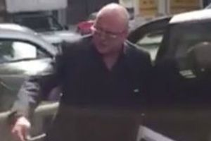 Conductor insulta a quienes le reclaman bloqueo de rampa