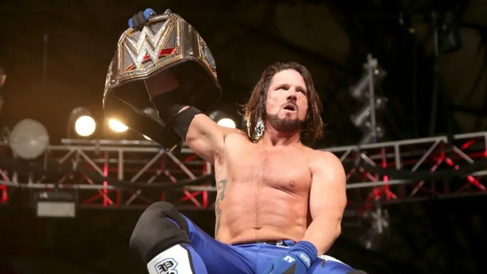 AJ Styles retiene título Mundial con ayuda de James Ellsworth